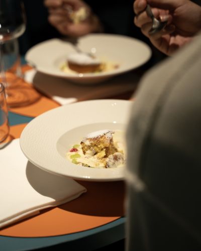 Coppia di dolci nel ristorante Miglio50, cena elegante.