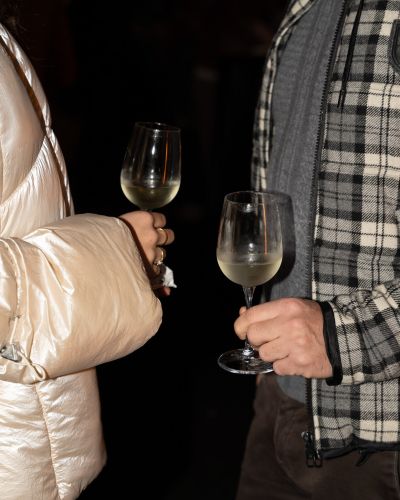 Momento di degustazione vino bianco nel ristorante enoteca Miglio50.